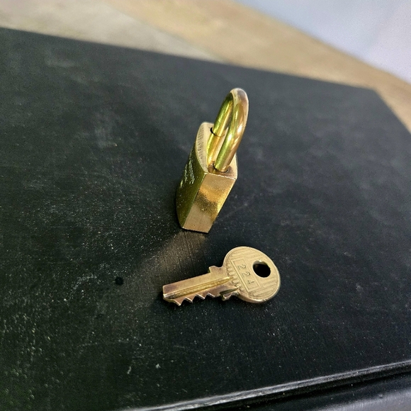 LOUIS VUITTON | Vintage Gold Padlock & Key #224 - Picture 5 of 5